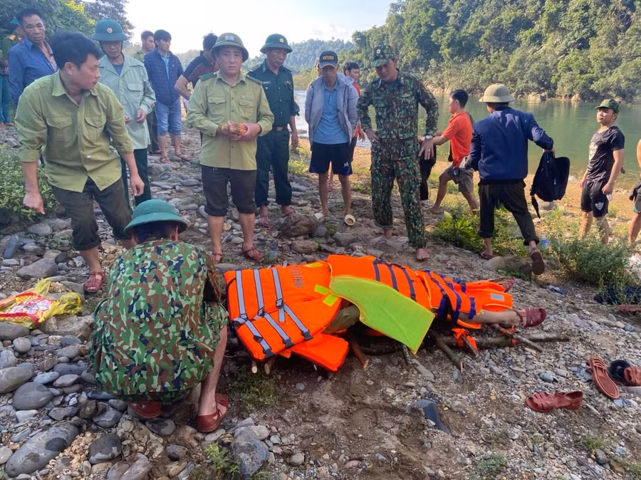 Thi thể anh H. Đ. P. đã được tìm thấy cách chỗ bị nạn khoảng 300m về phía cuối nguồn. Ảnh: Đức Trí.