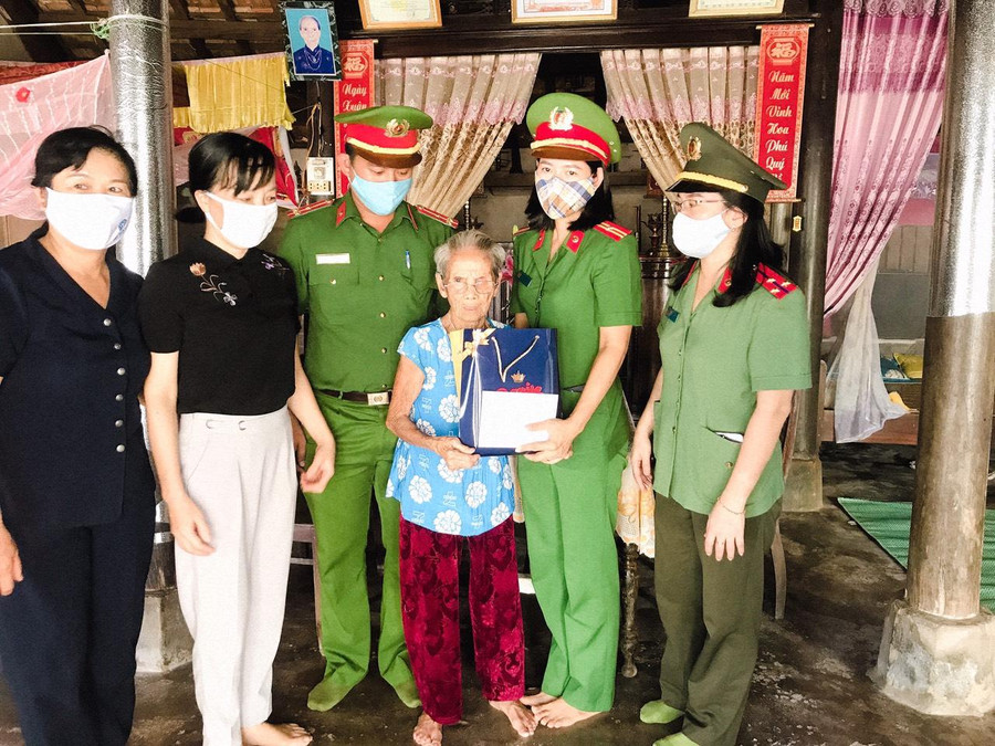 Anh Hoàng Vương Anh thường xuyên kết nối để trao tặng những suất quà đến các trường hợp có hoàn cảnh khó khăn trên địa bàn.