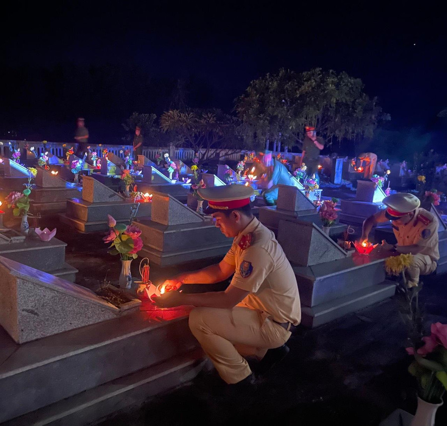 Thượng uý Hoàng Vương Anh trong hoạt động thắp nến tri ân các anh hùng, liệt sĩ.