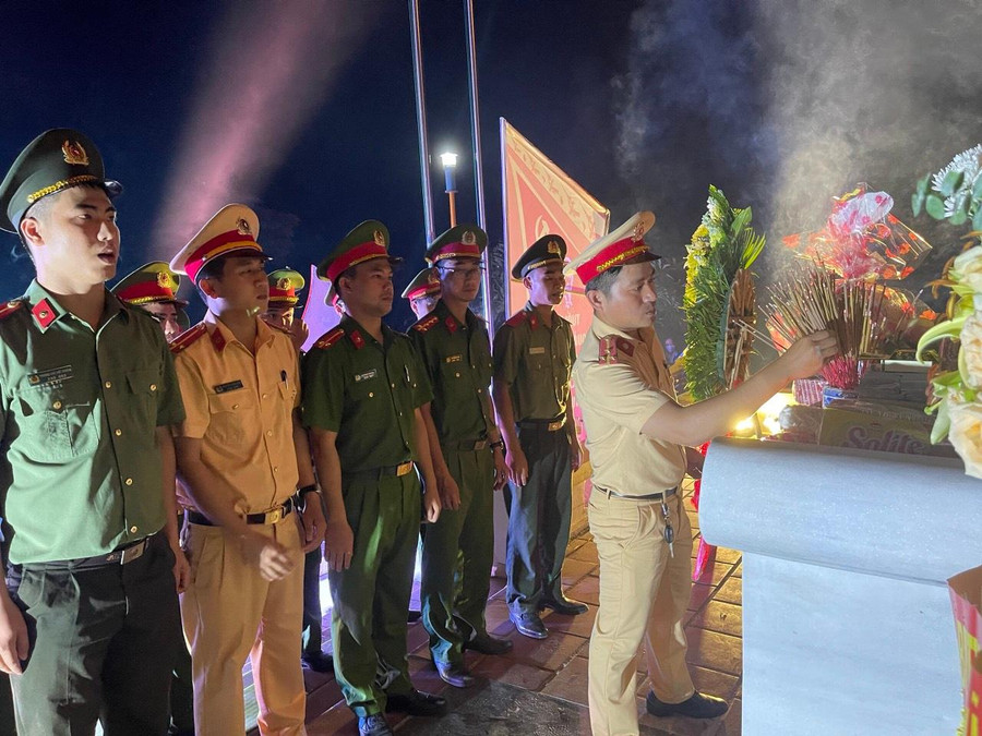 Anh Hoàng Vương Anh cùng với Đoàn thanh niên Công an huyện Quảng Ninh tham gia các hoạt động, công tác đền ơn đáp nghĩa.
