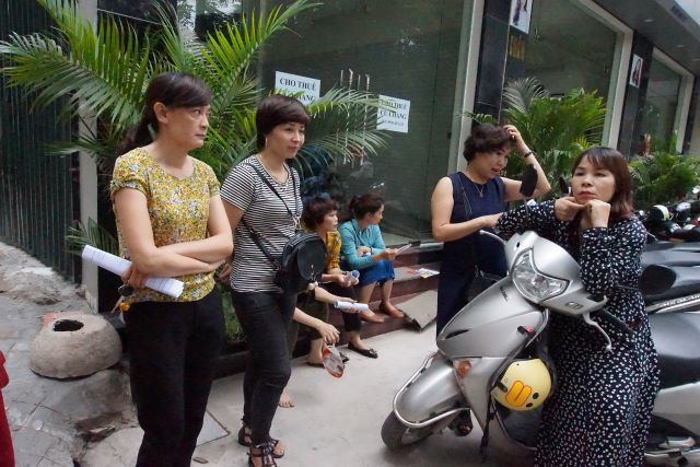 Cha mẹ luôn lo lắng quan tâm cho các con trong suốt kỳ thi.