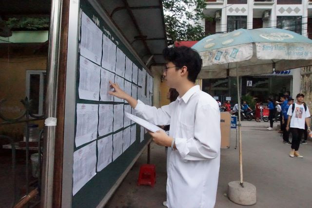 Thí sinh xem danh sách phòng thi