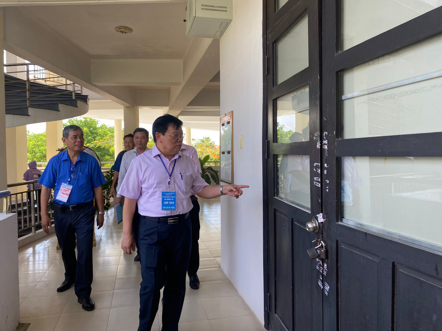 Ông Thái Viết Tường - Giám đốc Sở GD&ĐT tỉnh Quảng Nam kiểm tra công tác thi tại Trường THPT chuyên Nguyễn Bỉnh Khiêm. Ảnh: Hoàng Vinh. Ông Thái Viết Tường - Giám đốc Sở GD&ĐT tỉnh Quảng Nam kiểm tra công tác thi tại Trường THPT chuyên Nguyễn Bỉnh Khiêm. Ảnh: Hoàng Vinh.