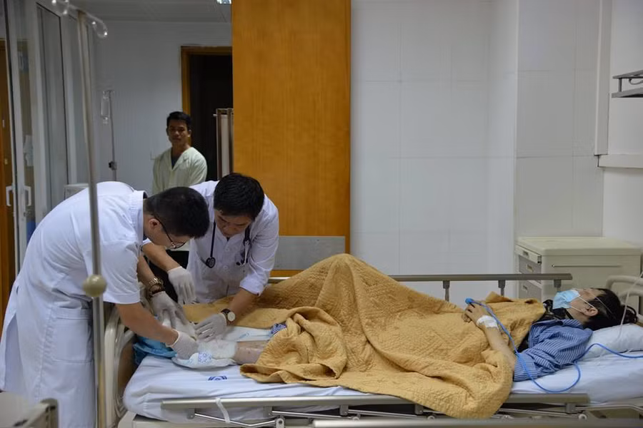 Bác sĩ đang kiểm tra vết thường cho bệnh nhân