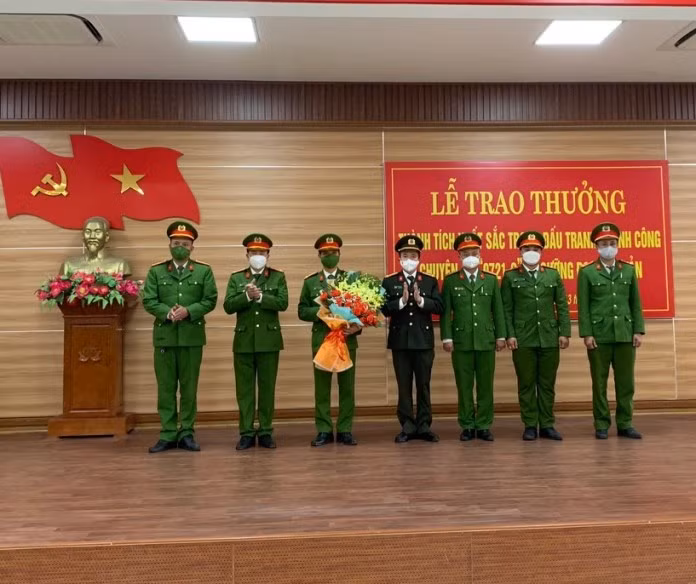 Giám đốc Công an tỉnh thưởng và tặng hoa chúc mừng Ban chuyên án.