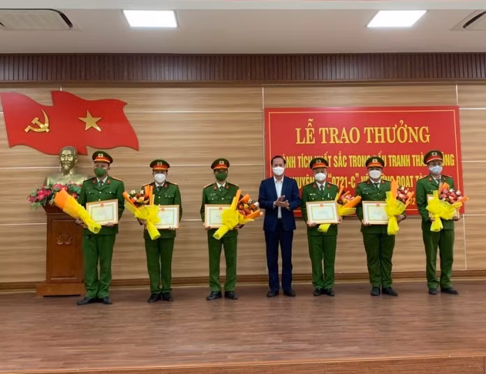 Bí thư Huyện ủy Quảng Trạch trao Giấy khen, tặng hoa chúc mừng và thưởng Ban chuyên án.