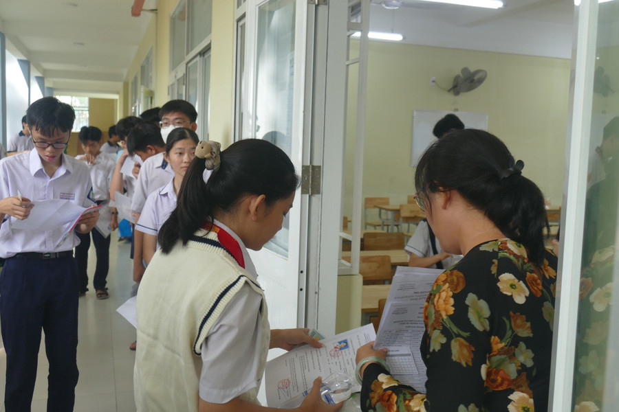 Thí sinh cần có mặt tại phòng thi đúng giờ quy định đối với từng buổi thi, mang theo phiếu báo danh có dán hình, giấy khai sinh (bản photo không cần công chứng) để đối chứng, thẻ học sinh (hay thẻ bảo hiểm y tế, thẻ căn cước công dân gắn chip). Thí sinh cần có mặt tại phòng thi đúng giờ quy định đối với từng buổi thi, mang theo phiếu báo danh có dán hình, giấy khai sinh (bản photo không cần công chứng) để đối chứng, thẻ học sinh (hay thẻ bảo hiểm y tế, thẻ căn cước công dân gắn chip).