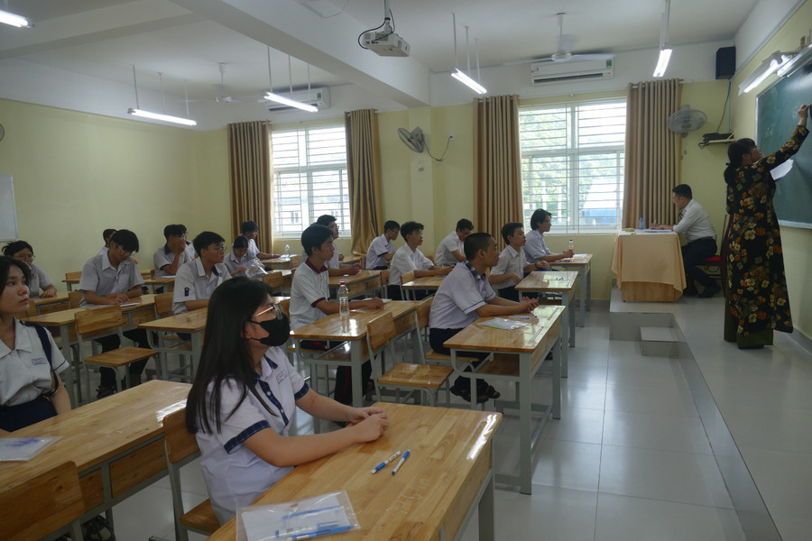 Theo ông Lê Hoài Nam, trừ những trường hợp cố tình mang điện thoại vào phòng thi, còn vẫn những thí sinh vô tình, quên rằng vẫn mang theo điện thoại, nhưng cán bộ coi thi, trưởng điểm coi thi có thể không nhắc các em, đến lúc điện thoại kêu thì mới biết. Theo ông Lê Hoài Nam, trừ những trường hợp cố tình mang điện thoại vào phòng thi, còn vẫn những thí sinh vô tình, quên rằng vẫn mang theo điện thoại, nhưng cán bộ coi thi, trưởng điểm coi thi có thể không nhắc các em, đến lúc điện thoại kêu thì mới biết.