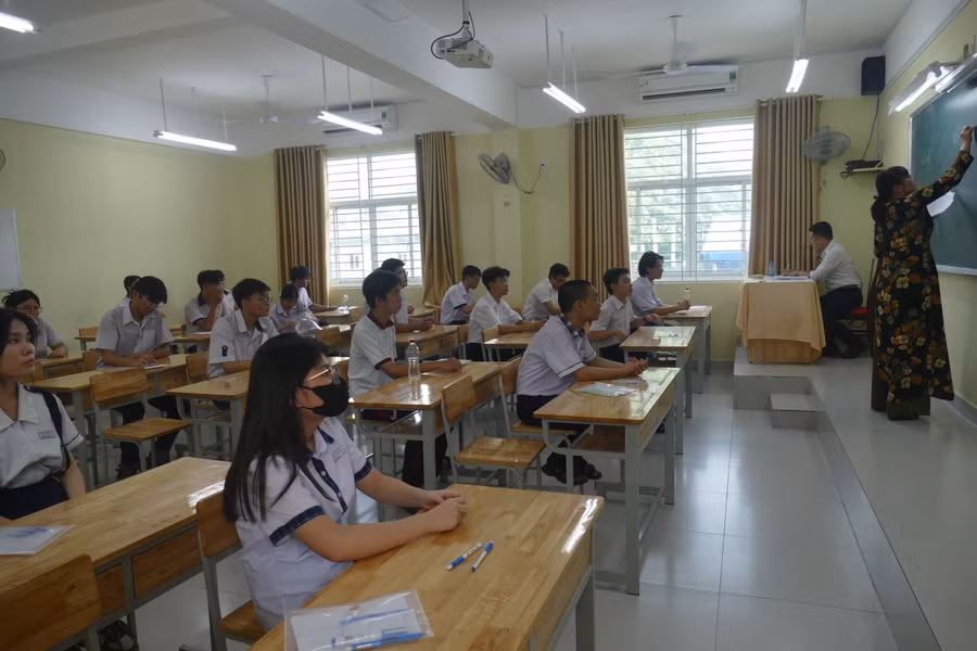 Theo ông Lê Hoài Nam, trừ những trường hợp cố tình mang điện thoại vào phòng thi, còn vẫn những thí sinh vô tình, quên rằng vẫn mang theo điện thoại, nhưng cán bộ coi thi, trưởng điểm coi thi có thể không nhắc các em, đến lúc điện thoại kêu thì mới biết.