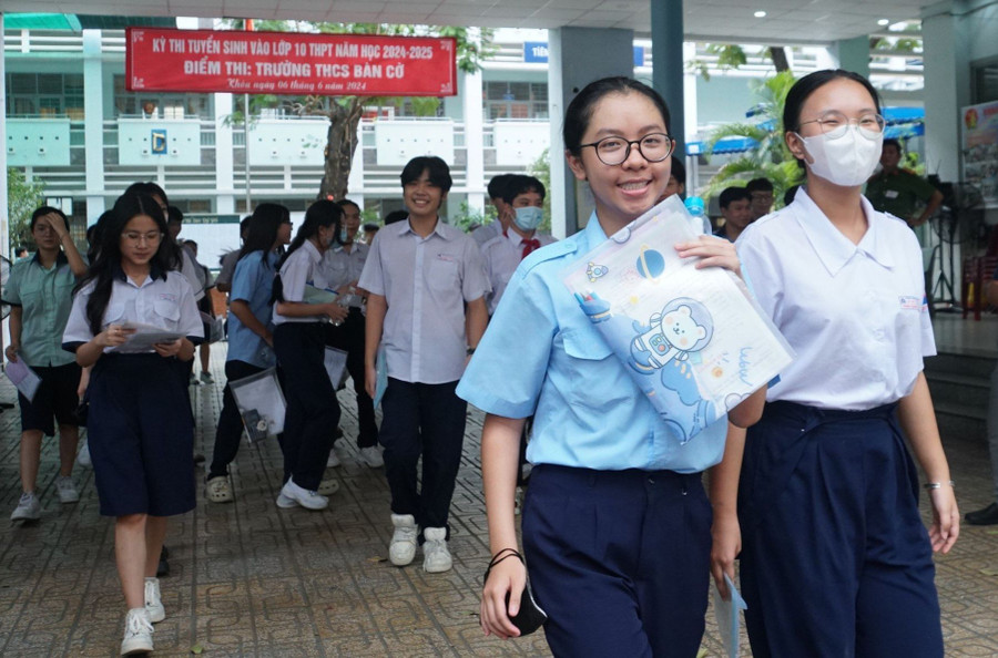 Hầu hết, các thí sinh tại điểm thi THCS Bàn Cờ (Quận 3) nhận định, đề thi tiếng Anh năm nay khá dễ, kiến thức ngữ pháp trong đề xoay quanh nội dung thầy cô đã dạy. Hầu hết, các thí sinh tại điểm thi THCS Bàn Cờ (Quận 3) nhận định, đề thi tiếng Anh năm nay khá dễ, kiến thức ngữ pháp trong đề xoay quanh nội dung thầy cô đã dạy.