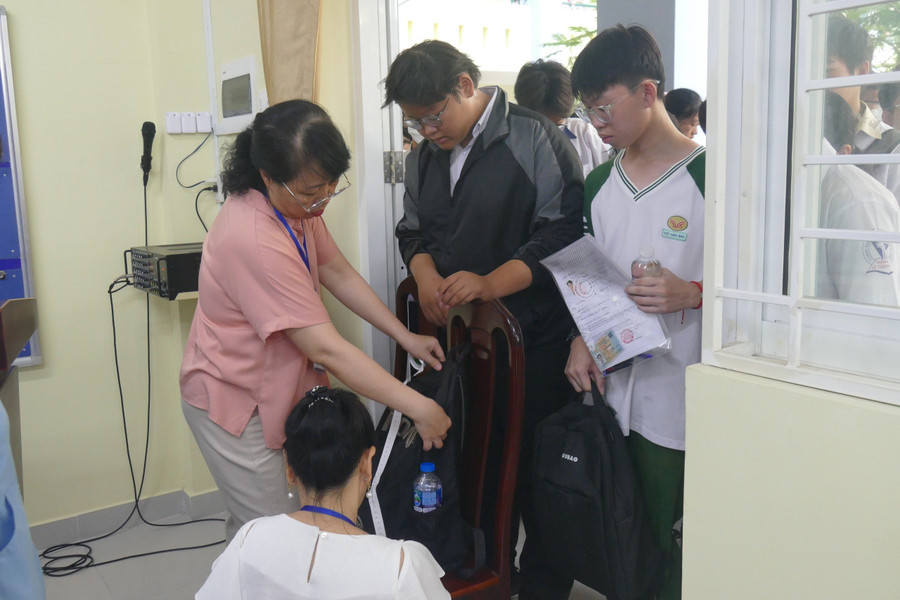 Ông Lê Hoài Nam, Phó Giám đốc Sở GD&ĐT TPHCM lưu ý, thí sinh tuyệt đối không mang điện thoại vào phòng thi. Điểm thi nào có thí sinh vi phạm mang điện thoại vào phòng thi, trưởng điểm thi sẽ phải chịu trách nhiệm. Ông Lê Hoài Nam, Phó Giám đốc Sở GD&ĐT TPHCM lưu ý, thí sinh tuyệt đối không mang điện thoại vào phòng thi. Điểm thi nào có thí sinh vi phạm mang điện thoại vào phòng thi, trưởng điểm thi sẽ phải chịu trách nhiệm.
