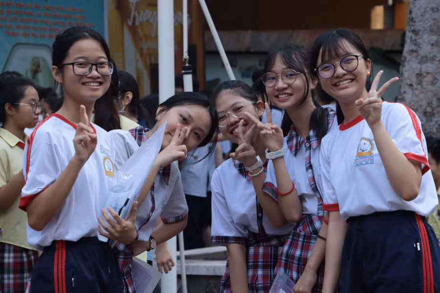 Trưa ngày 6/6, kết thúc 120 phút làm bài thi môn Ngữ văn, hầu hết thí sinh đều thở phào nhẹ nhõm vì đề thi nằm trong chương trình ôn tập và không quá khó như lo lắng ban đầu.