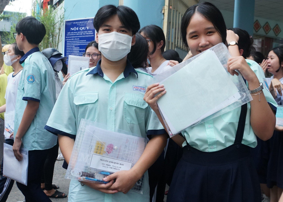 Thí sinh Quốc Bảo (trái) và Minh Châu cùng học trường THCS Kiến Thiết (Quận 3) tự tin rằng mình sẽ đạt 8-9 điểm. “Đề thi năm nay đa dạng, có cả phần khó và dễ giúp đánh giá đúng năng lực của người học. Em nghĩ các thí sinh có thể làm được điểm tối thiểu”, Minh Châu nói. Thí sinh Quốc Bảo (trái) và Minh Châu cùng học trường THCS Kiến Thiết (Quận 3) tự tin rằng mình sẽ đạt 8-9 điểm. “Đề thi năm nay đa dạng, có cả phần khó và dễ giúp đánh giá đúng năng lực của người học. Em nghĩ các thí sinh có thể làm được điểm tối thiểu”, Minh Châu nói.