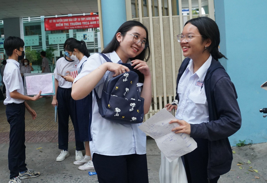 Nở nụ cười tươi, Ngọc Diệp (phải), trường THCS Colette (Quận 3) chia sẻ: “Em nghĩ năm nay sẽ có ‘bão’ điểm 10 môn Tiếng Anh vì đề khá dễ. Em tự tin sẽ được 9 điểm và nếu may mắn hơn có thể đạt điểm 10”. Ngọc Diệp nhận xét đề thi năm nay có phần gây khó thí sinh ở Phần từ vựng, phần dễ lấy điểm nhất là Phần viết lại câu. Nở nụ cười tươi, Ngọc Diệp (phải), trường THCS Colette (Quận 3) chia sẻ: “Em nghĩ năm nay sẽ có ‘bão’ điểm 10 môn Tiếng Anh vì đề khá dễ. Em tự tin sẽ được 9 điểm và nếu may mắn hơn có thể đạt điểm 10”. Ngọc Diệp nhận xét đề thi năm nay có phần gây khó thí sinh ở Phần từ vựng, phần dễ lấy điểm nhất là Phần viết lại câu.