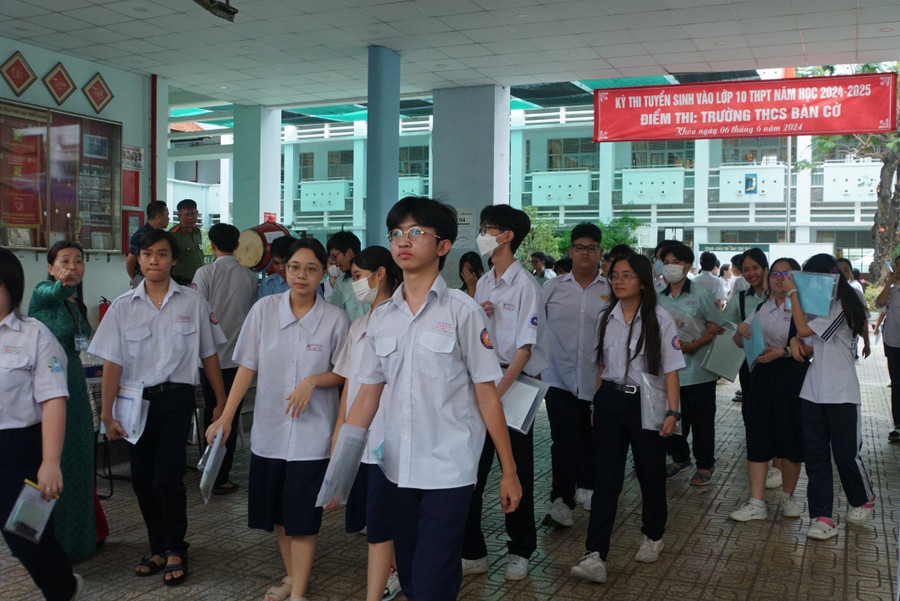 Ghi nhận tại điểm thi THCS Bàn Cờ (Quận 3), thí sinh phấn khởi sau khi kết thúc môn thi thứ 2 của kỳ thi tuyển sinh lớp 10. Ghi nhận tại điểm thi THCS Bàn Cờ (Quận 3), thí sinh phấn khởi sau khi kết thúc môn thi thứ 2 của kỳ thi tuyển sinh lớp 10.
