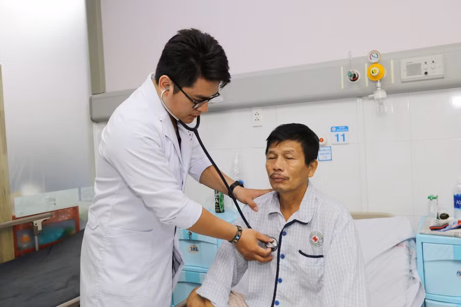 Bệnh nhân được láy xương cá mắc kẹt 3 năm trời.