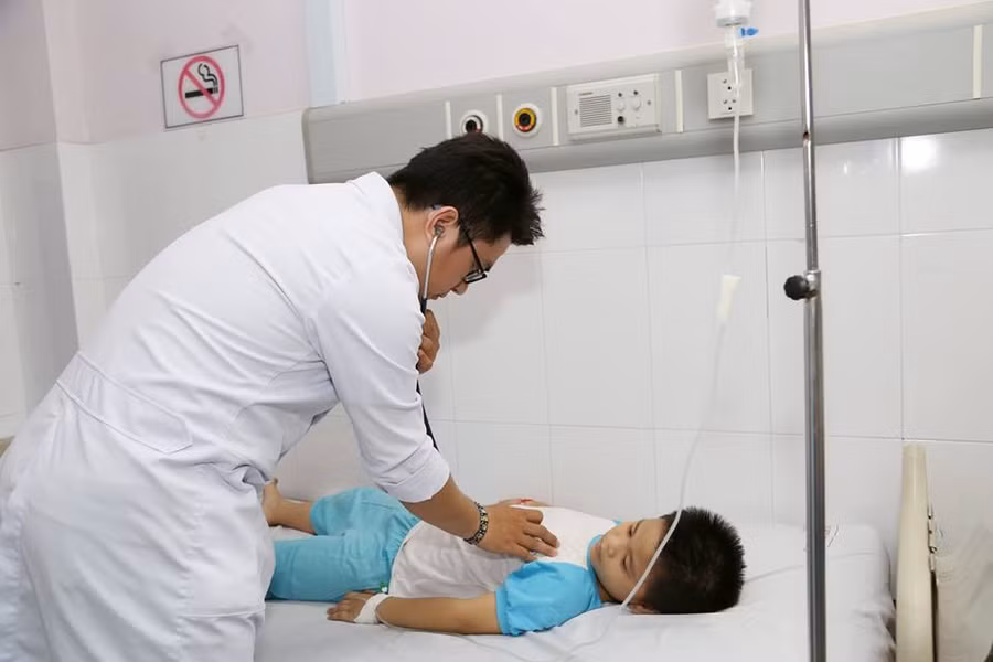 Cháu bé nuốt phải lego