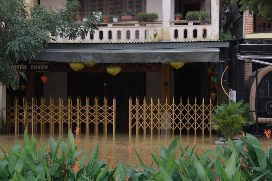 Mọi hoạt động của người dân tại khu phố cổ đều bị ảnh hưởng bởi dòng lũ.