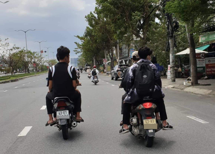 Hai học sinh chưa đủ tuổi điều khiển xe máy trên 50cc và không đội mũ bảo hiểm.