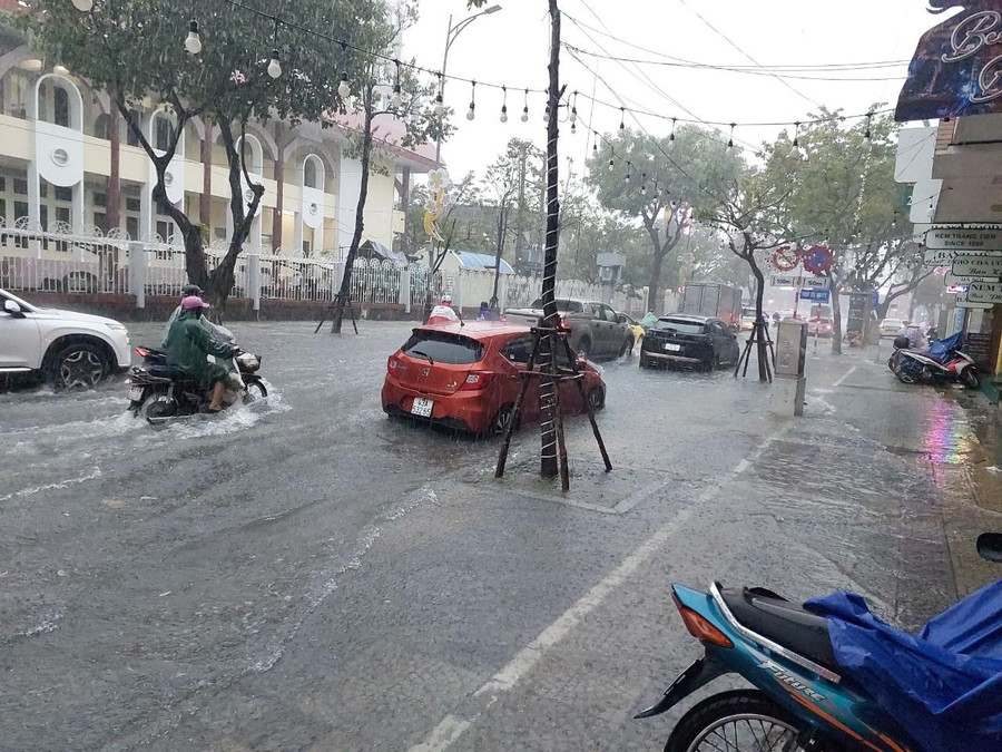 Tại đường Trần Phú (quận Hải Châu) đoạn giao với đường Hoàng Văn Thụ ngập khá sâu, có đoạn ngập đến 30cm - 50cm, nước tràn lên cả vỉa hè bên phải đường Tại đường Trần Phú (quận Hải Châu) đoạn giao với đường Hoàng Văn Thụ ngập khá sâu, có đoạn ngập đến 30cm - 50cm, nước tràn lên cả vỉa hè bên phải đường