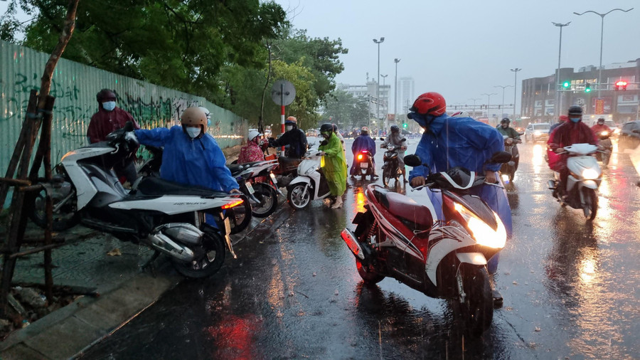 Nhiều xe bị chết máy do ngập nước. Nhiều xe bị chết máy do ngập nước.