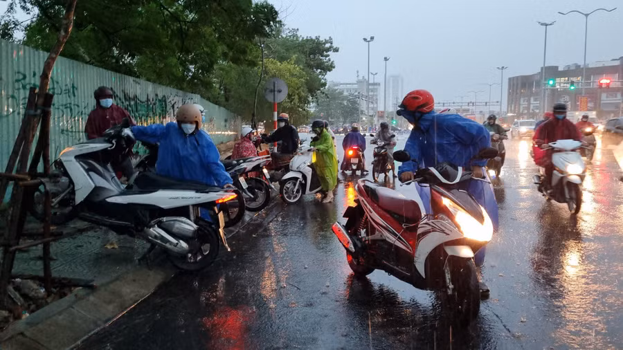 Nhiều xe bị chết máy do ngập nước.