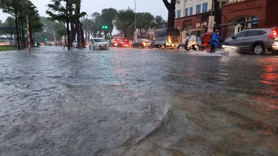 Theo dự báo, từ đêm 15-10 đến ngày 16-10, mưa giảm nhưng vẫn còn có mưa vừa, có nơi mưa to với tổng lượng mưa phổ biến 40-70mm, có nơi hơn 100mm.