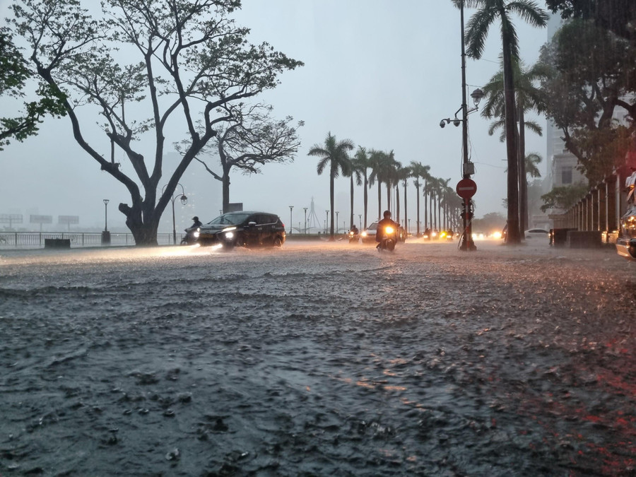Càng về tối mưa càng to hơn. Càng về tối mưa càng to hơn.
