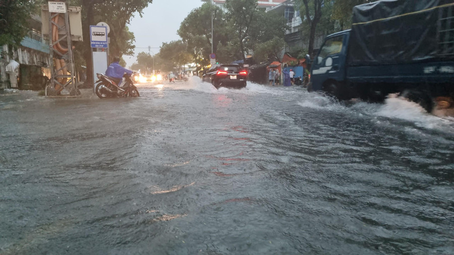 Lượng mưa lớn khiến nước không thoát kịp gây ra ngập ở các tuyến đường. Lượng mưa lớn khiến nước không thoát kịp gây ra ngập ở các tuyến đường.