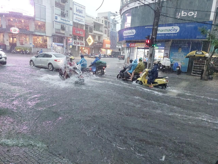 Theo ghi nhận của PV, lúc 16h chiều cùng ngày, TP. Đà Nẵng vẫn đang có mưa rất to đến rất to. Theo ghi nhận của PV, lúc 16h chiều cùng ngày, TP. Đà Nẵng vẫn đang có mưa rất to đến rất to.