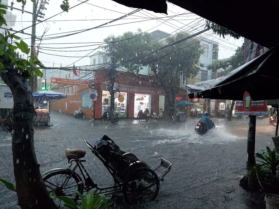 Đường Hoàng Diệu bị ngập nước. Đường Hoàng Diệu bị ngập nước.