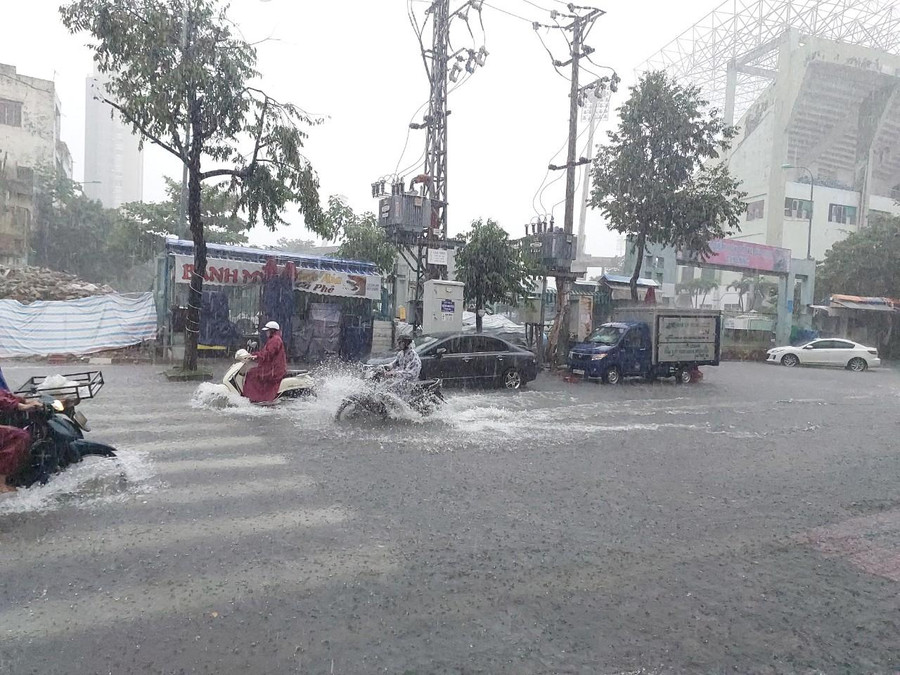 Mưa to khiến các tuyến đường như Hoàng Diệu, Lê Duẩn, Chi Lăng, Trần Phú, Cô Giang... ngập sâu kéo dài. Có đoạn ngập hết nửa bánh xe ô tô. Trong ảnh nước ngập ở đường Chi Lăng. Mưa to khiến các tuyến đường như Hoàng Diệu, Lê Duẩn, Chi Lăng, Trần Phú, Cô Giang... ngập sâu kéo dài. Có đoạn ngập hết nửa bánh xe ô tô. Trong ảnh nước ngập ở đường Chi Lăng.