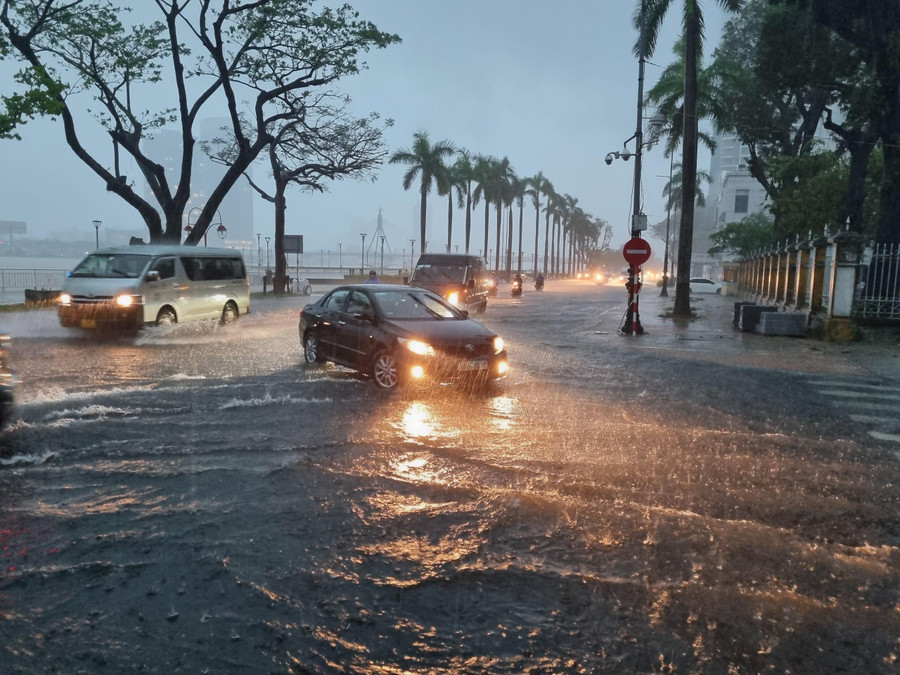 Mưa lớn khiến các tuyến đường ở Đà Nẵng bị ngập nước. 