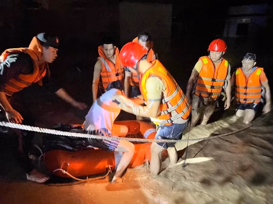 Lực lượng cứu hộ huyện Hòa Vang đang sơ tán dân.