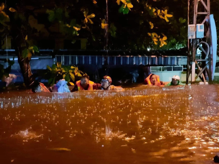 Lực lượng chức năng đang tích cực ứng cứu người dân vùng bị ngập lụt. Lực lượng chức năng đang tích cực ứng cứu người dân vùng bị ngập lụt.