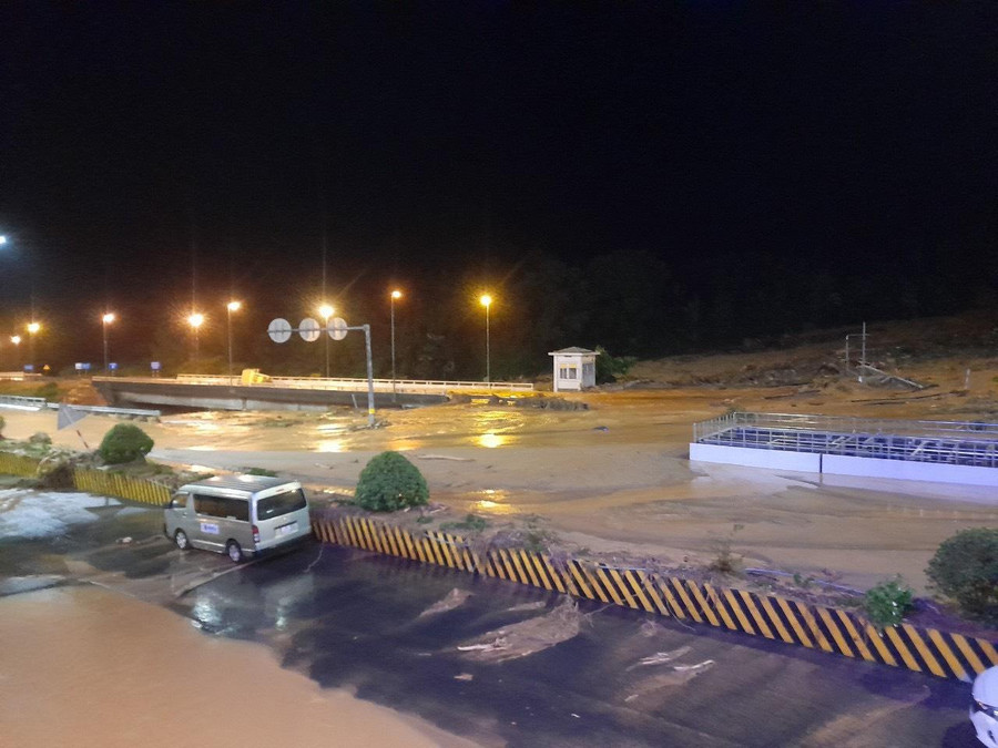 Lũ quét tràn qua khu vực trước cửa hầm Hải Vân. Ảnh: La Vĩnh Lộc. Lũ quét tràn qua khu vực trước cửa hầm Hải Vân. Ảnh: La Vĩnh Lộc.