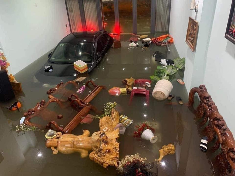 Đồ đạc đều bị chìm trong biển nước. Đồ đạc đều bị chìm trong biển nước.