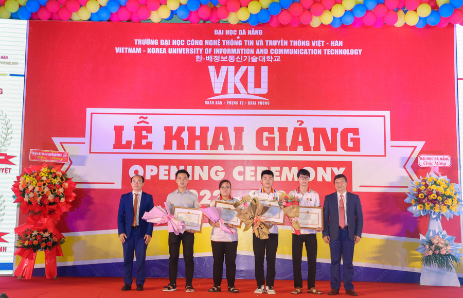 Trao giấy khen cho các sinh viên có thành tích xuất sắc trong học tập. Trao giấy khen cho các sinh viên có thành tích xuất sắc trong học tập.