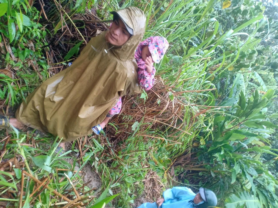 Người dân đi lại đường tạm do con đường chính đã bị sạt lở.