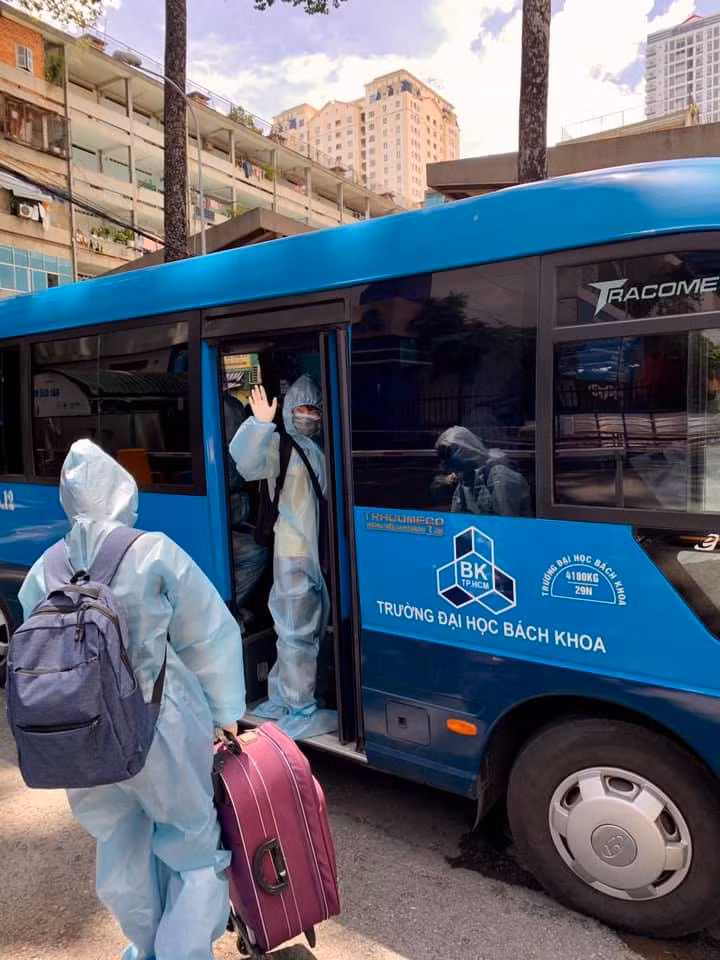 SV ở khu KTX được hỗ trợ về quê để tránh dịch Covid-19. Ảnh: KTX Bách khoa
