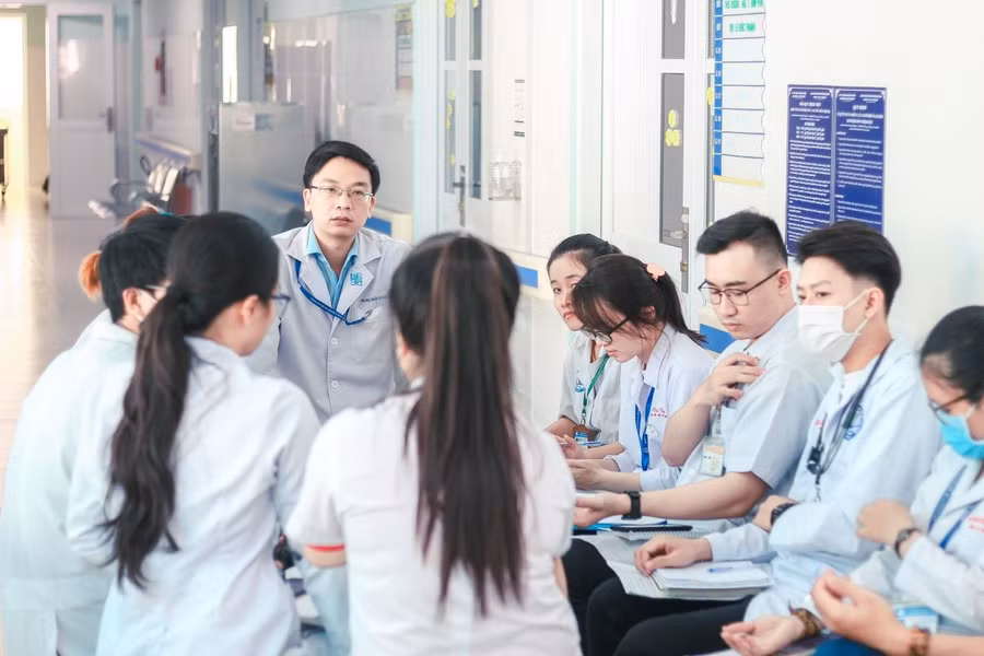 Thầy cô và bạn bè luôn hỗ trợ, động viên giúp các sinh viên có thêm động lực để vượt qua khó khăn và chiến thắng dịch bệnh. (Ảnh: NVCC)