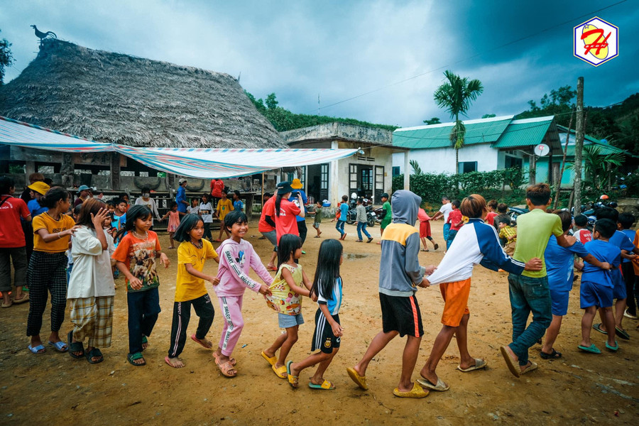 Tổ chức vui chơi và trao tặng nhiều phần quà hỗ trợ học sinh nghèo.