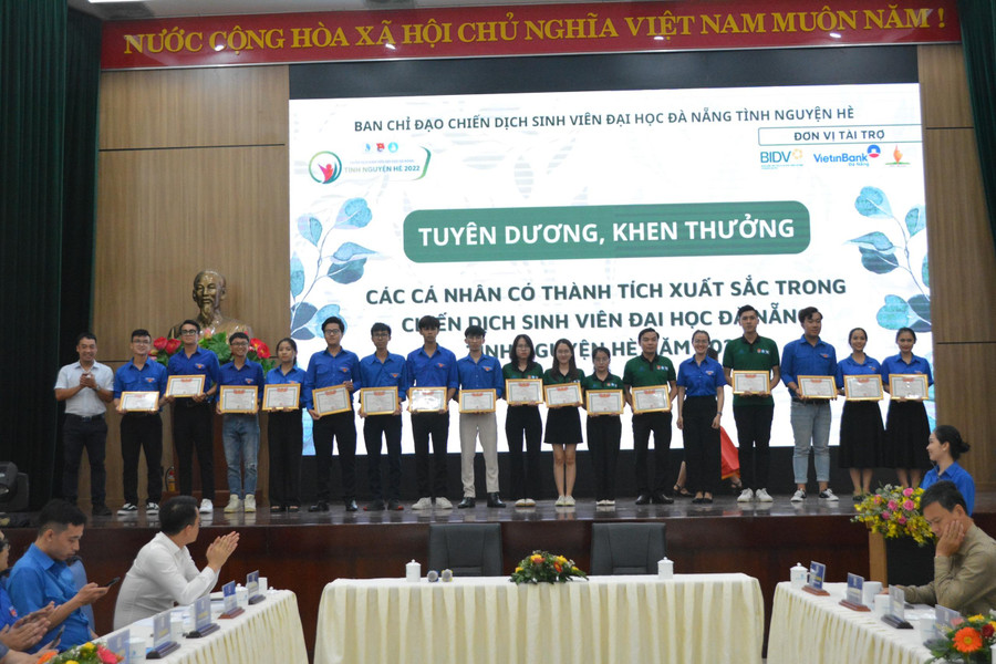 Đại diện Đoàn Đại học Đà Nẵng tuyên dương, khen thưởng cho các cá nhân có thành tích xuất sắc trong Chiến dịch sinh viên Đại học Đà Nẵng tình nguyện hè 2022.