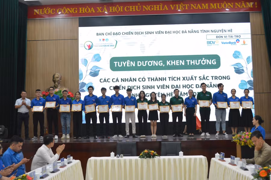 Đại diện Đoàn Đại học Đà Nẵng tuyên dương, khen thưởng cho các cá nhân có thành tích xuất sắc trong Chiến dịch sinh viên Đại học Đà Nẵng tình nguyện hè 2022.