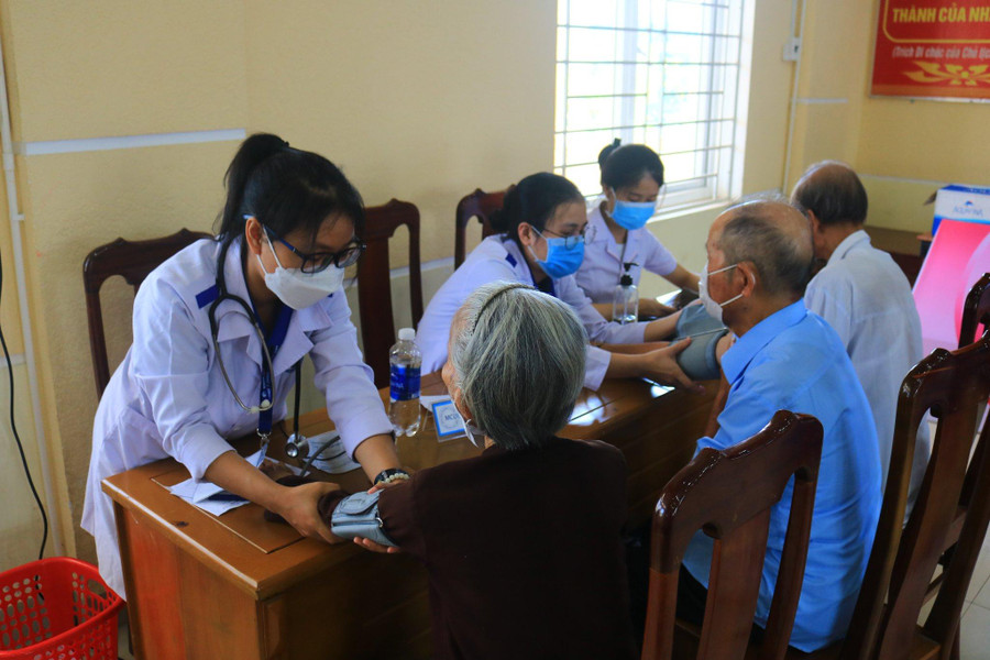 Tổ chức thăm khám và chữa bệnh miễn phí cho người dân có hoàn cảnh khó khăn tại các địa phương.