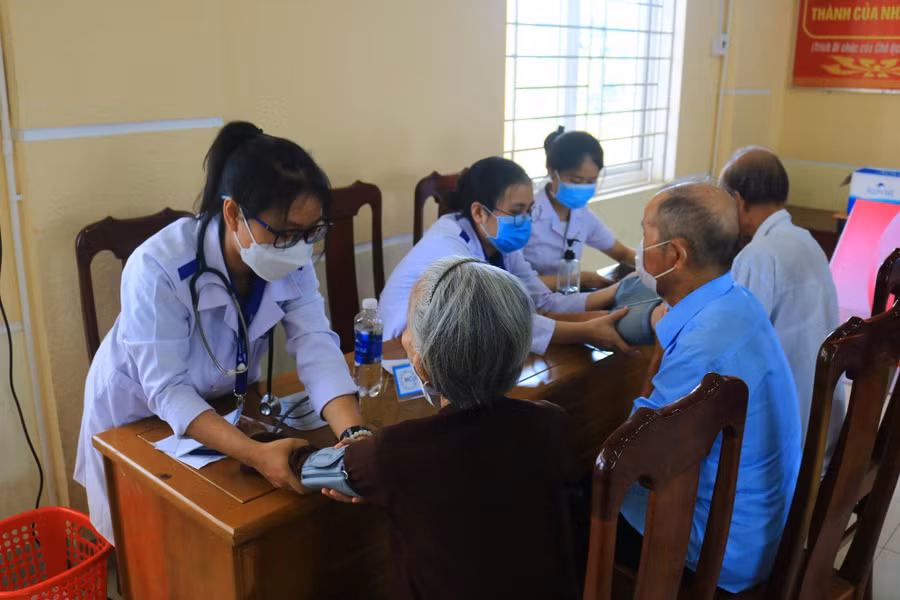 Tổ chức thăm khám và chữa bệnh miễn phí cho người dân có hoàn cảnh khó khăn tại các địa phương.