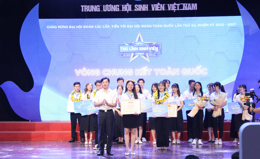 Anh Nguyễn Minh Triết – Bí thư Trung ương Đoàn, Chủ tịch Trung ương Hội Sinh viên Việt Nam trao Giải Nhất cho thí sinh Nguyễn Thị Châu Anh-Phó Chủ tịch Hội Sinh viên trường ĐH Quốc tế - ĐH Quốc gia TP. Hồ Chí Minh .