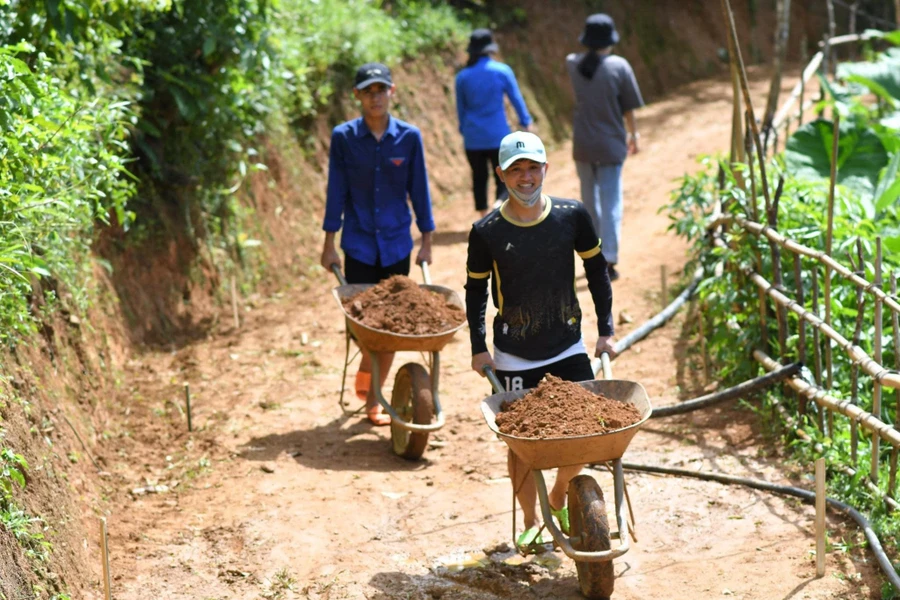 Sinh viên tình nguyện hỗ trợ làm đường cho các xã khó khăn. 