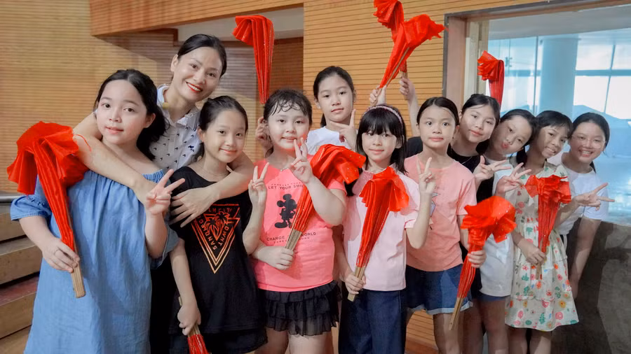 Giây phút thư giãn của các diễn viên và học sinh tham gia luyện tập.