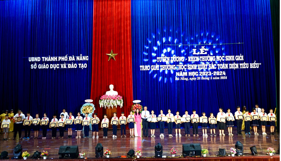 Vinh danh và trao giải thưởng “Học sinh giỏi xuất sắc toàn diện tiêu biểu” năm học 2023 – 2024 cho 192 học sinh tiêu biểu trên toàn thành phố. Vinh danh và trao giải thưởng “Học sinh giỏi xuất sắc toàn diện tiêu biểu” năm học 2023 – 2024 cho 192 học sinh tiêu biểu trên toàn thành phố.